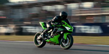 A moto de 400cc mais potente do mundo chega para abalar o mercado com tecnologia de pista