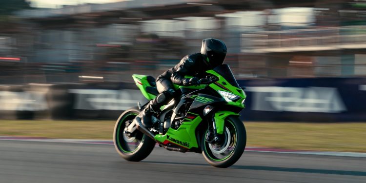 A moto de 400cc mais potente do mundo chega para abalar o mercado com tecnologia de pista