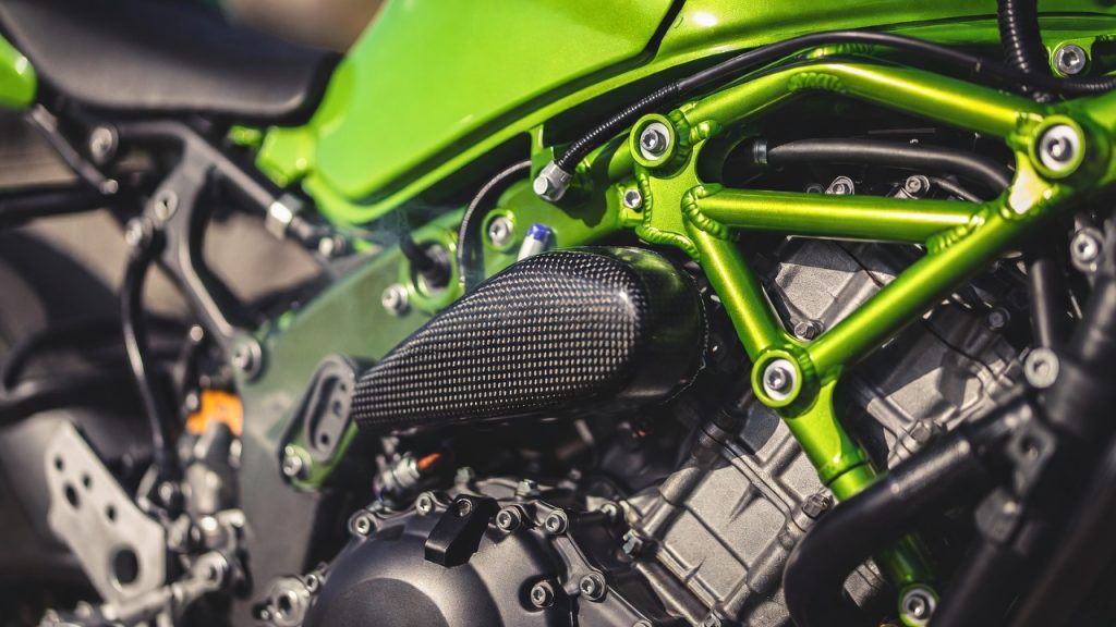 A moto de 400cc mais potente do mundo chega para abalar o mercado com tecnologia de pista