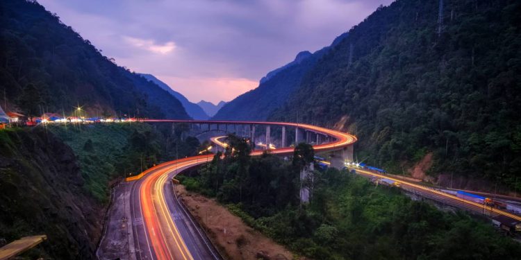Rodovia na Indonésia ganha fama por sua engenharia, pois seus viadutos de 2,5 km com curvas em zigue-zague superam o vale profundo de Sumatra