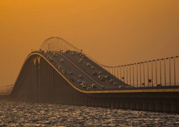Com 25 km de extensão e inaugurada em 1986, a ponte King Fahd Causeway uniu a Arábia Saudita ao Bahrein, sendo um marco da engenharia no Oriente Médio