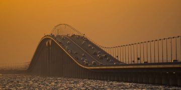 Com 25 km de extensão e inaugurada em 1986, a ponte King Fahd Causeway uniu a Arábia Saudita ao Bahrein, sendo um marco da engenharia no Oriente Médio