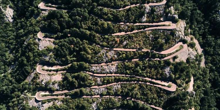 Estrada em Montenegro ganha fama por suas 25 curvas em grampo, pois o trajeto de 1884 sobe a 1.000 metros de altitude com vistas épicas de toda a baía