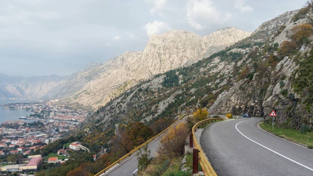 Estrada em Montenegro ganha fama por suas 25 curvas em grampo, pois o trajeto de 1884 sobe a 1.000 metros de altitude com vistas épicas de toda a baía
