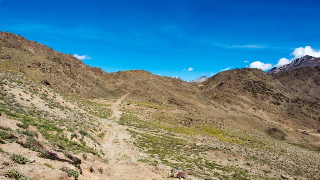 Atingindo 4.590 metros de altura no Himalaia, a estrada de 15 curvas fechadas revela-se um marco indiano de superação em terrenos extremos