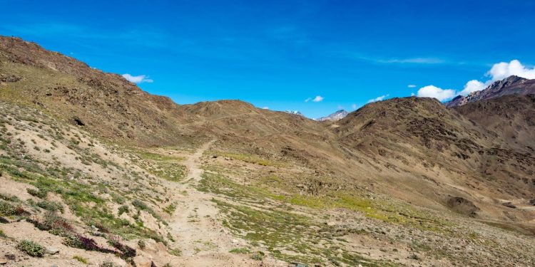 A estrada no Himalaia indiano atinge 4.551 metros de altitude; com curvas perigosas, o Kunzum La Pass é a porta de entrada para o vale de Spiti