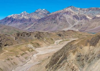 Atingindo 4.590 metros de altura no Himalaia, a estrada de 15 curvas fechadas revela-se um marco indiano de superação em terrenos extremos