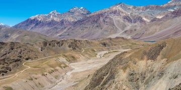 Atingindo 4.590 metros de altura no Himalaia, a estrada de 15 curvas fechadas revela-se um marco indiano de superação em terrenos extremos