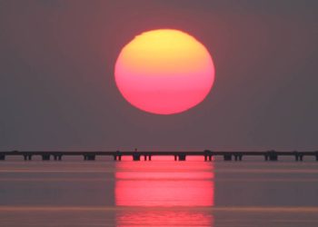 A aterradora ponte sustentada por 9 mil pilares nos Estados Unidos que é tão incrivelmente extensa que a terra firme desaparece da visão do motorista