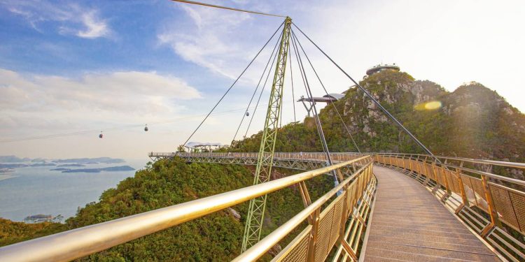 Com 125 metros de extensão e curva suspensa a 660 metros de altitude, a ponte na Malásia tornou-se a maior estrutura curva para pedestres do mundo