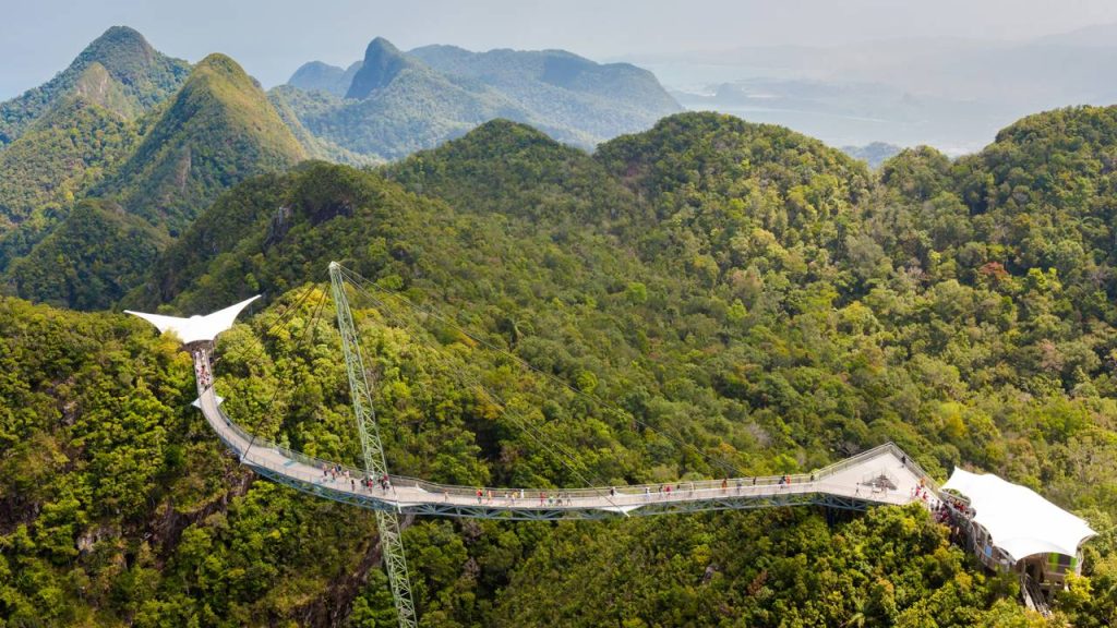 Com 125 metros de extensão e curva suspensa a 660 metros de altitude, a ponte na Malásia tornou-se a maior estrutura curva para pedestres do mundo
