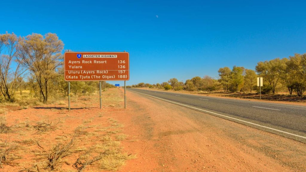Rodovia na Austrália possui 244 km de asfalto pelo deserto; a Lasseter Highway de 1970 liga a via principal ao icônico monólito Uluru na Oceania