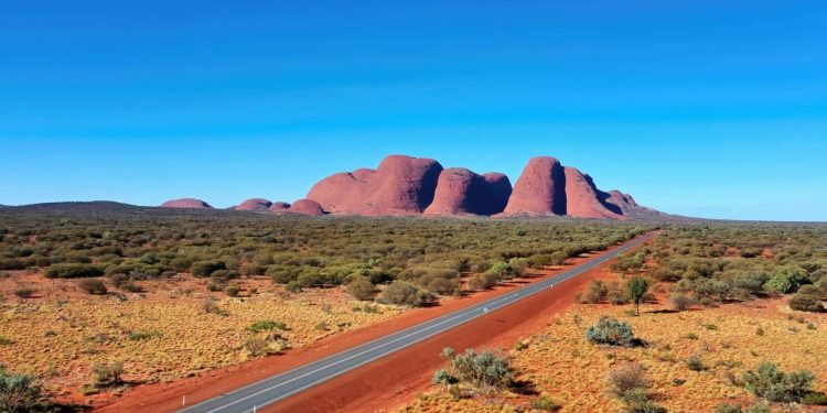 Rodovia na Austrália possui 244 km de asfalto pelo deserto; a Lasseter Highway de 1970 liga a via principal ao icônico monólito Uluru na Oceania