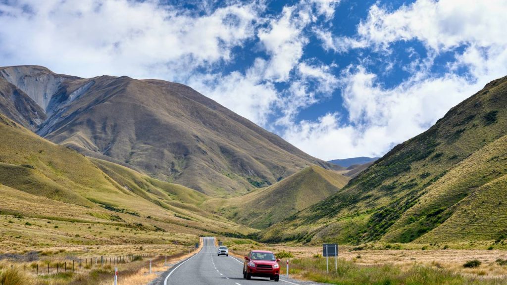 A rodovia de montanha que atinge 971 metros de altitude através de colinas douradas de capim, sendo a passagem estatal mais alta da Ilha Sul