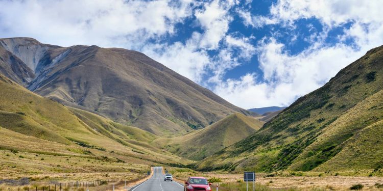 Estrada na Nova Zelândia atinge 971 metro de altitude; com suas colinas douradas e curvas suaves, a Lindis Pass é o trajeto mais isolado da Ilha Sul