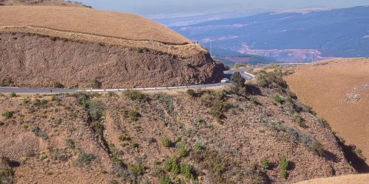 Estrada na África do Sul ganha fama por sua altitude, pois o trajeto a 2.150 metros cruza as montanhas em um cenário épico de Mpumalanga