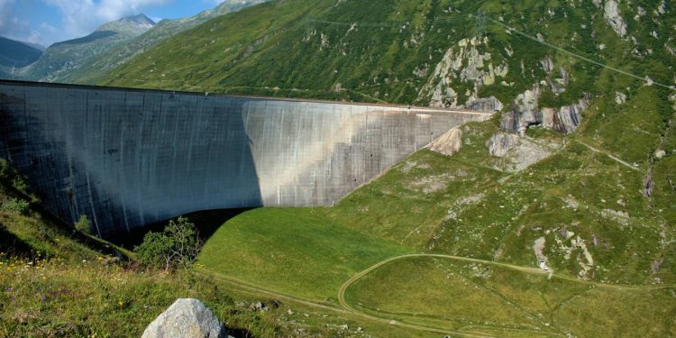 Rodovia na Suíça ganha fama por suas curvas a 1.915 metros de altitude, pois o trajeto de 1877 une o norte ao sul através de cenários alpinos únicos