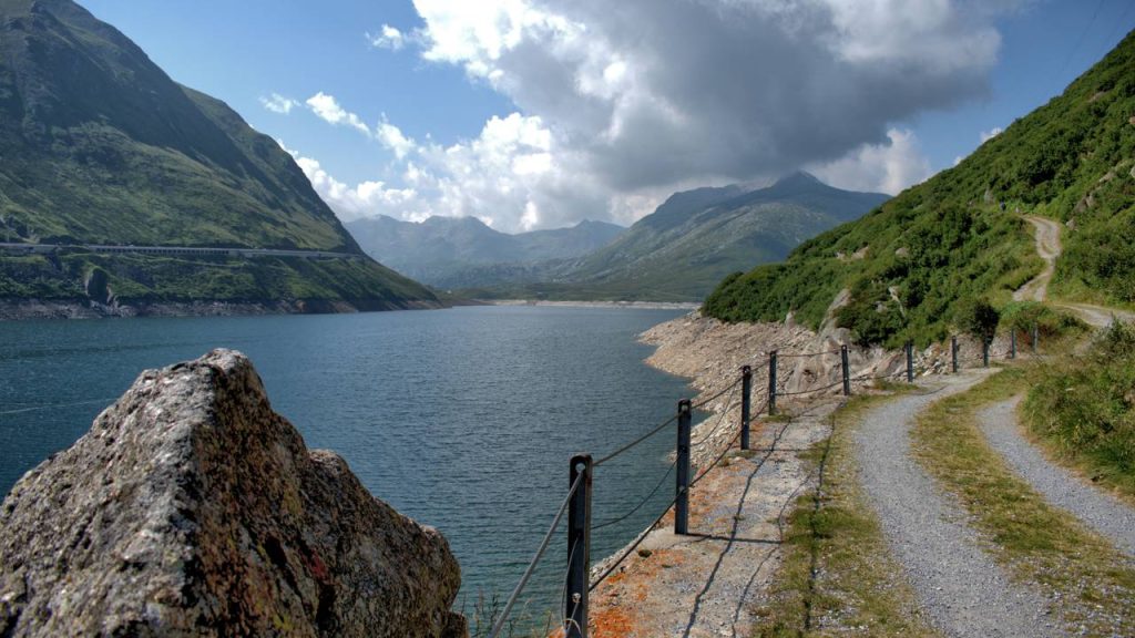 Rodovia na Suíça ganha fama por suas curvas a 1.915 metros de altitude, pois o trajeto de 1877 une o norte ao sul através de cenários alpinos únicos