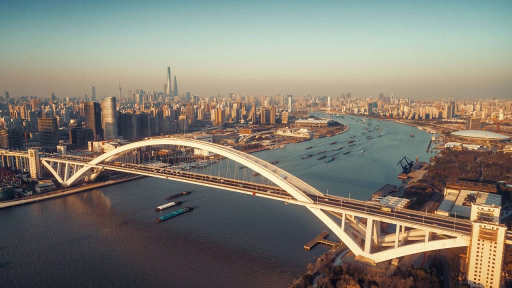 Com um arco de aço de 550 metros de extensão, a ponte em Xangai, de 2003, tornou-se o maior ícone da engenharia em arco de aço de todo o planeta