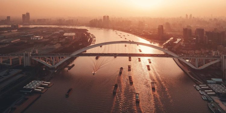 Com um arco de aço de 550 metros de extensão, a ponte em Xangai, de 2003, tornou-se o maior ícone da engenharia em arco de aço de todo o planeta