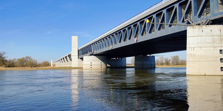 Com um aqueduto navegável de 918 metros de extensão, a estrutura alemã de 2003 tornou-se a maior ponte de água para navios de todo o planeta