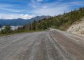 Estrada no Alasca ganha fama por seu isolamento, pois seus 97 km de cascalho sobre trilhos antigos levam ao coração de um parque nacional selvagem
