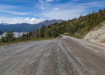 Estrada no Alasca ganha fama por seu isolamento, pois seus 97 km de cascalho sobre trilhos antigos levam ao coração de um parque nacional selvagem