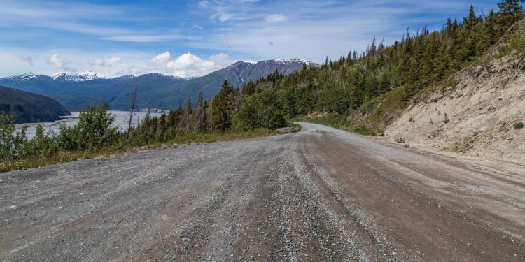 Estrada no Alasca ganha fama por seu isolamento, pois seus 97 km de cascalho sobre trilhos antigos levam ao coração de um parque nacional selvagem