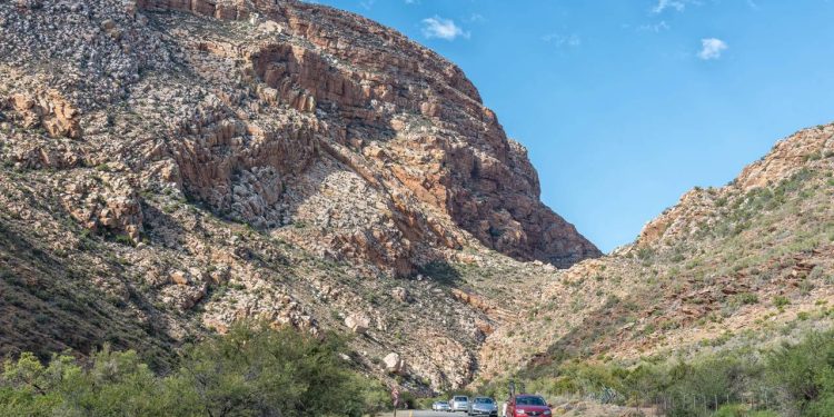 Com 25 travessias sob o mesmo rio e paredões de 60 metros, a estrada de 1858 tornou-se o maior desfiladeiro asfáltico e um marco da África do Sul