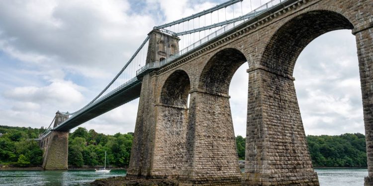 Com um vão central de 176 metros e inaugurada em 1826, a estrutura de ferro tornou-se a primeira grande ponte suspensa moderna de todo o mundo
