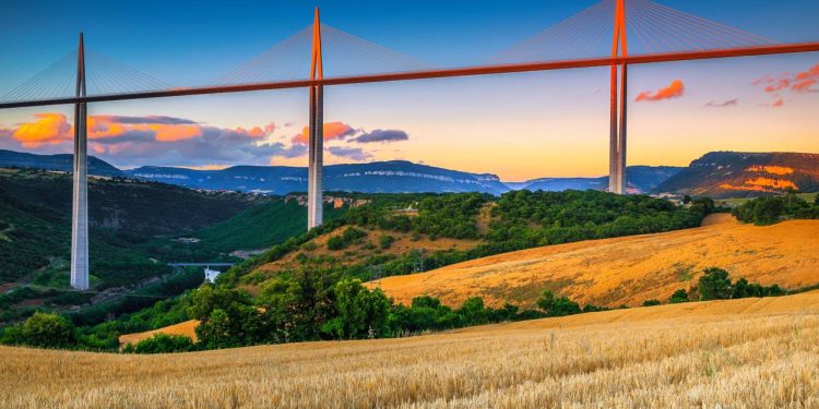 Com 343 metros de altura e 2.460 metros de extensão, o viaduto francês de 2004 tornou-se a ponte mais alta do planeta e um marco da engenharia