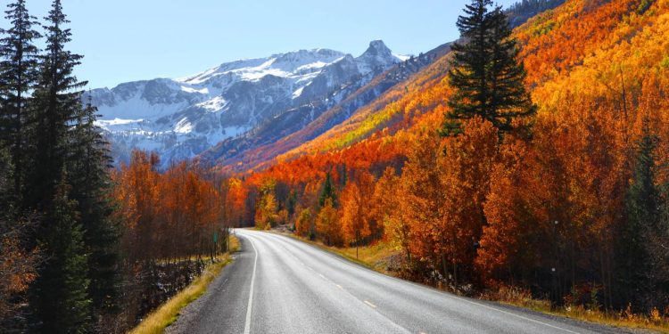 Estrada nos EUA ganha fama mundial, pois seus 40 km de extensão atravessam o Red Mountain Pass a 3.350 metros sem nenhuma proteção lateral