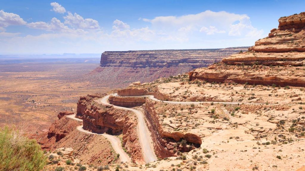 Subindo 340 metros em um zigue-zague de terra batida com 11% de inclinação, esta rota em Utah exige tração total
