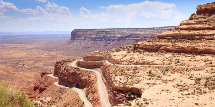 Subindo 340 metros em um zigue-zague de terra batida com 11% de inclinação, esta rota em Utah exige tração total