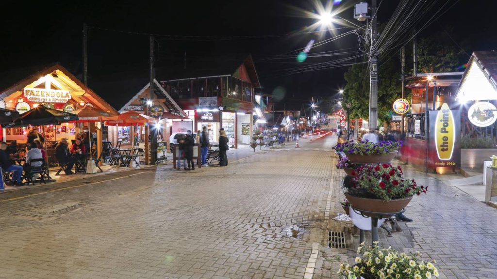 Cidade do interior de MG, situada a 1.555 metros de altitude, tem o título de Suíça mineira e oferece clima frio e arquitetura europeia