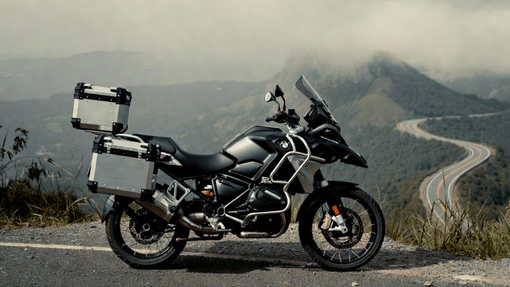 A nova "Rainha das Estradas" da marca alemã chega ao Brasil com motor maior e câmbio automático