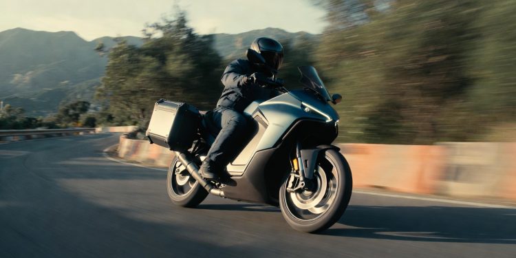 Nova moto elétrica com recarga de 40 minutos e 400 km de alcance desafia gigantes a combustão