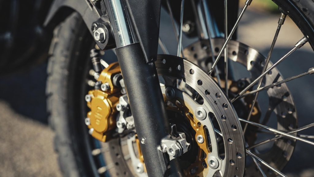 Ignorar as crateras do asfalto virou rotina com esta aventureira que assumiu o trono das ruas brasileiras entregando agilidade e conforto