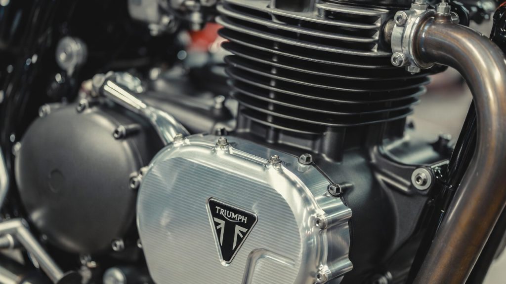 Marca britânica icônica registra modelo de 400cc com visual retrô para atrair novos pilotos