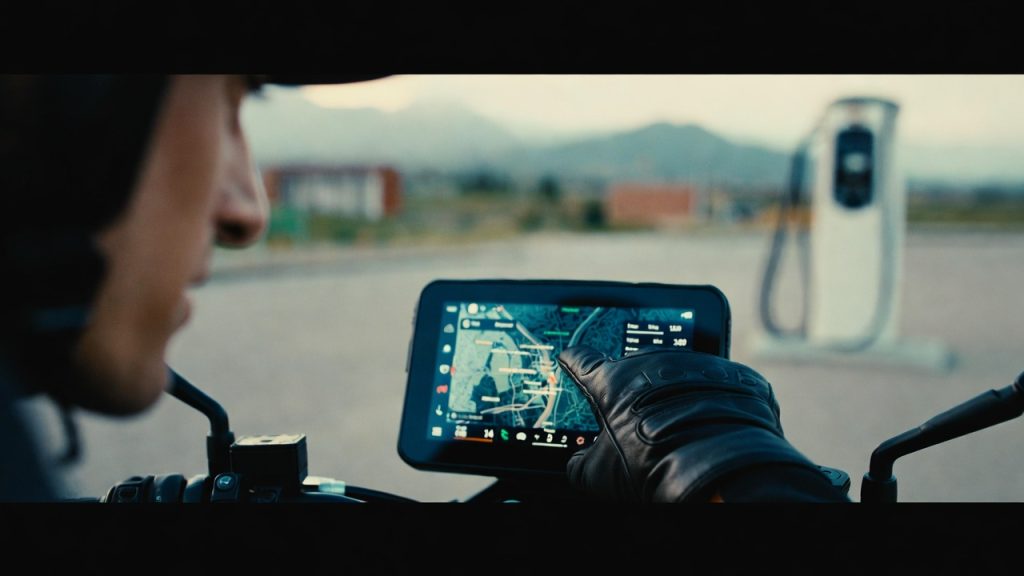 Nova moto elétrica com recarga de 40 minutos e 400 km de alcance desafia gigantes a combustão