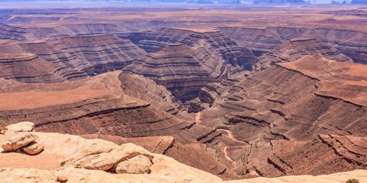 Estrada em Utah ganha fama por seu mirante a 360 metros de altura, pois o trajeto de terra revela as curvas do rio San Juan em um cenário de isolamento