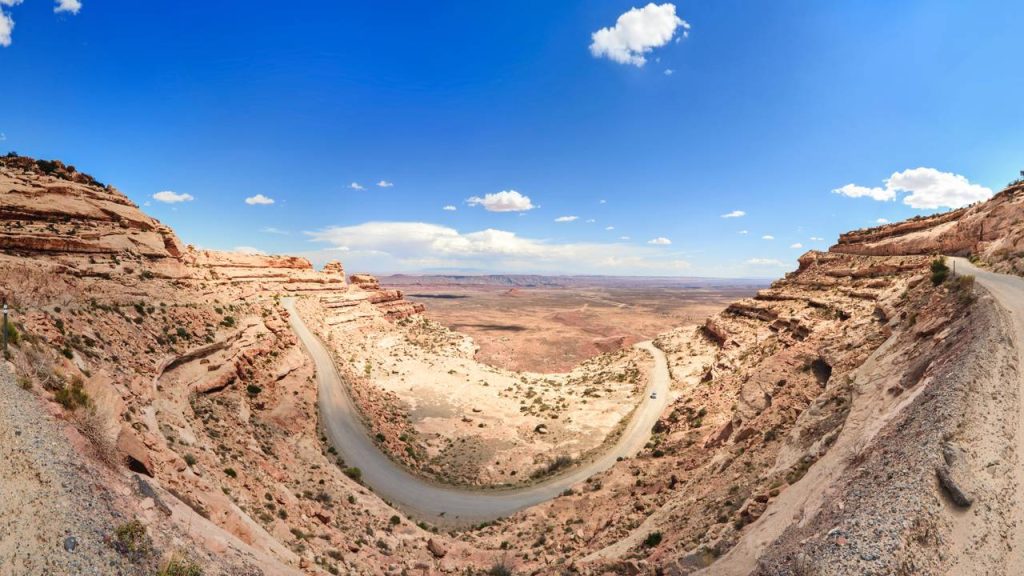 Estrada em Utah ganha fama por seu mirante a 360 metros de altura, pois o trajeto de terra revela as curvas do rio San Juan em um cenário de isolamento