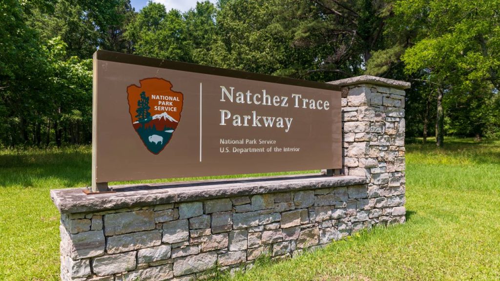 Com 715 km de extensão, a Natchez Trace Parkway surge como o caminho histórico que conecta o Mississippi ao Tennessee