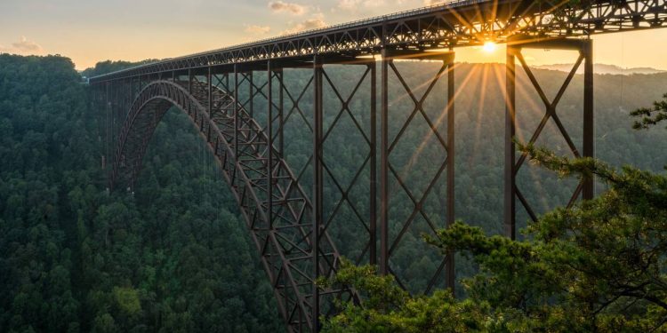 Com 924 metros de extensão e situada a 267 metros de altura, a ponte em arco na Virgínia Ocidental tornou-se um dos maiores marcos dos EUA