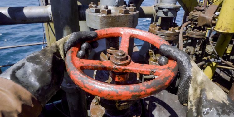 Trabalhar 14 dias no mês operando máquinas em alto-mar virou o atalho para salários de executivo