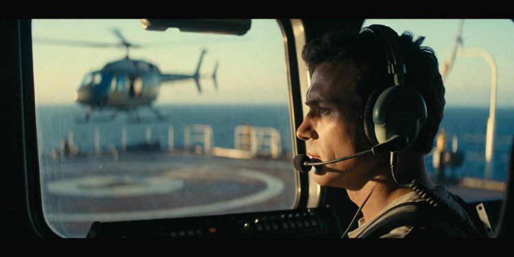 Brasileiros comemoram a função de organizar pousos de helicópteros no mar que paga R$ 9.500 e garante 14 dias de folga absoluta