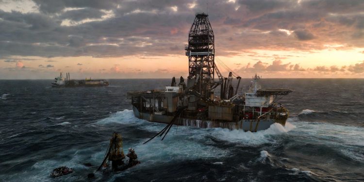 Perfuração a 7 mil metros sob o leito marinho extrai o óleo que garante a nossa soberania energética hoje