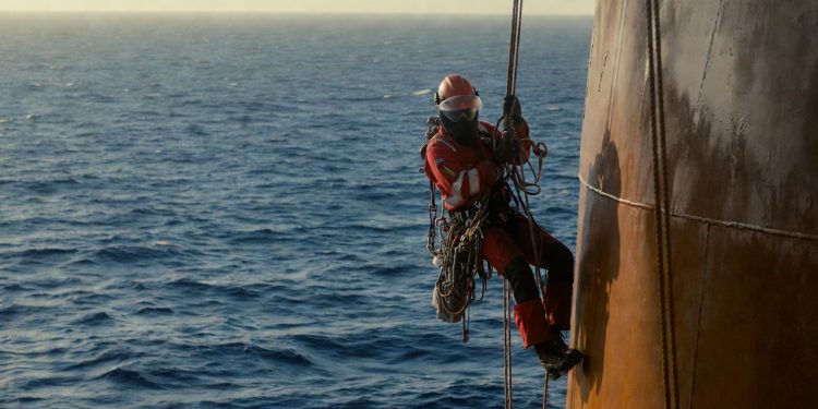 Pagando R$ 12 mil e dando 15 dias de folga o alpinismo industrial no pré-sal zera a rotina pesada da cidade