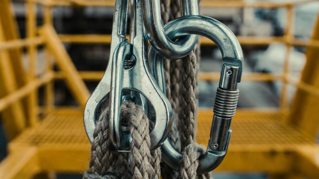 Pagando R$ 12 mil e dando 15 dias de folga o alpinismo industrial no pré-sal zera a rotina pesada da cidade