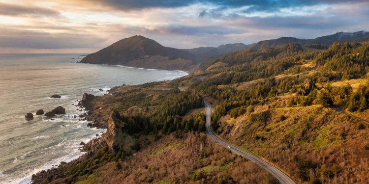 Rodovia no Oregon ganha fama por suas 11 pontes históricas, pois seus 584 km margeiam o oceano Pacífico em um cenário espetacular de falésias